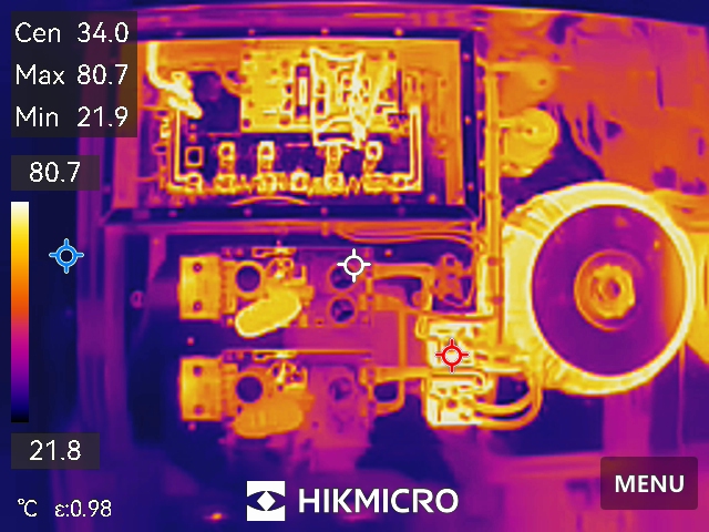 18 - Snímek z termokamery - hliníkový chladič je studený jen zdánlivě (má nízkou emisivitu)